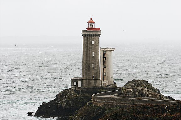 Ein Leuchtturm an der Felsenküste